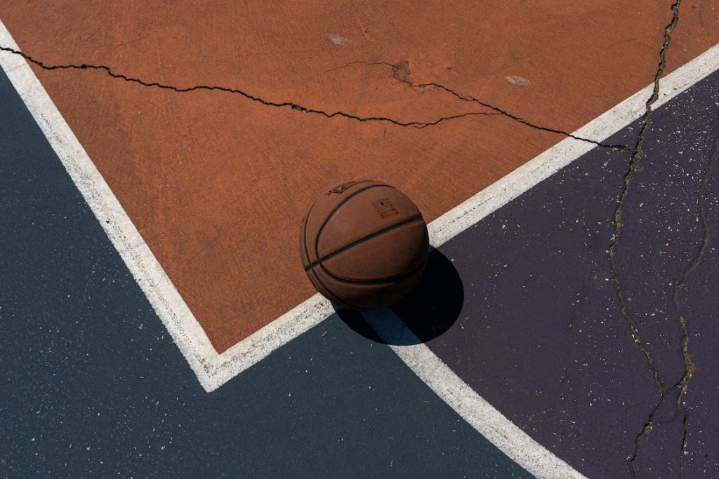dégâts béton imprimé terrain de basket