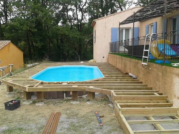prix terrasse bois ou composite pour piscine